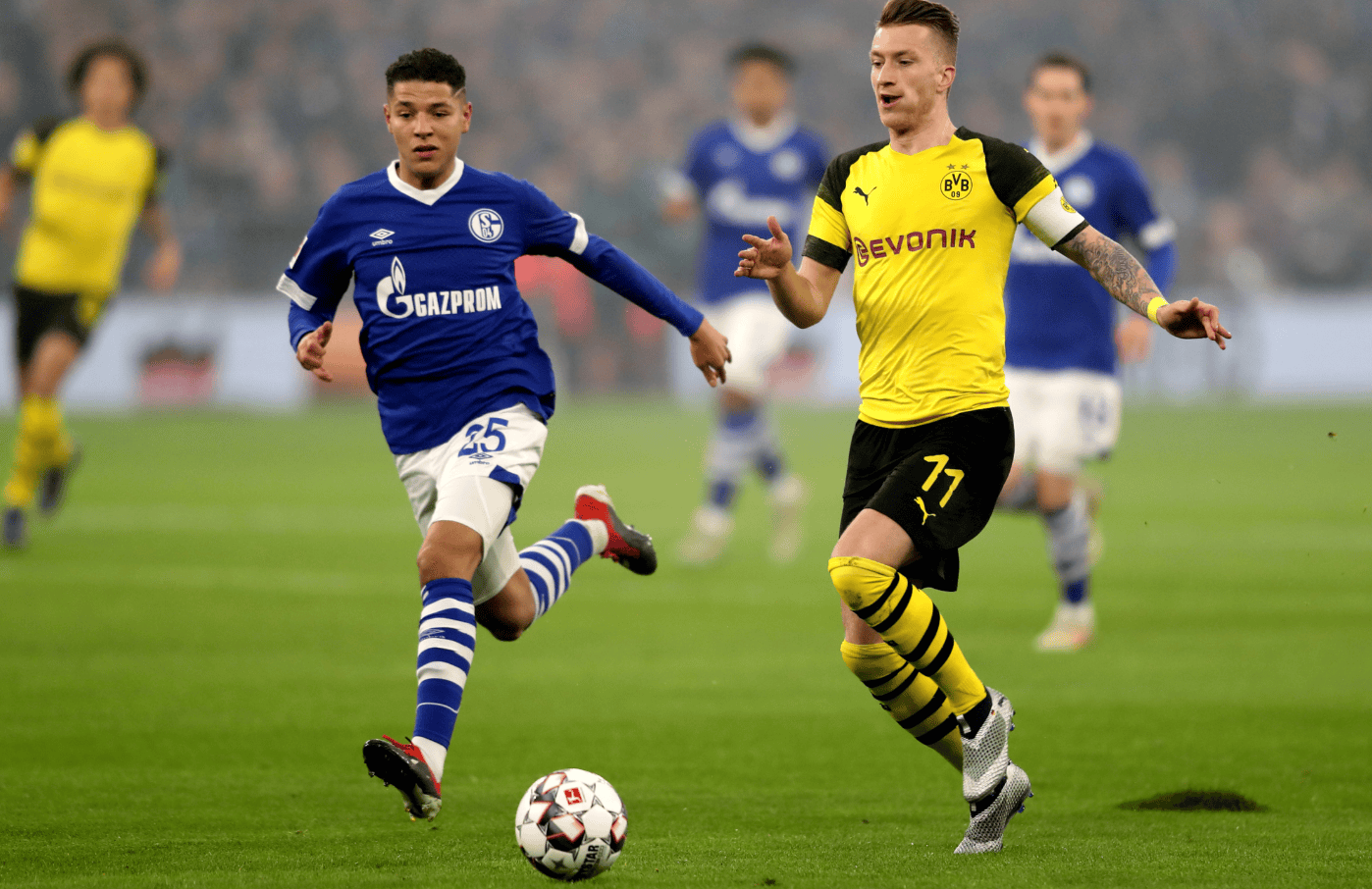 包含德甲赛程吃紧，法兰克福赛前内部沟通，目标明确，训练强度明显提升的词条